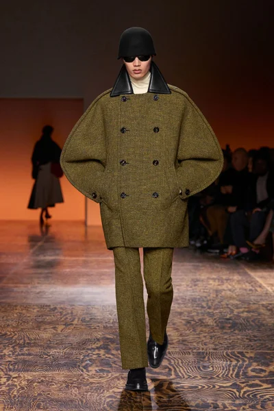 Look 10
